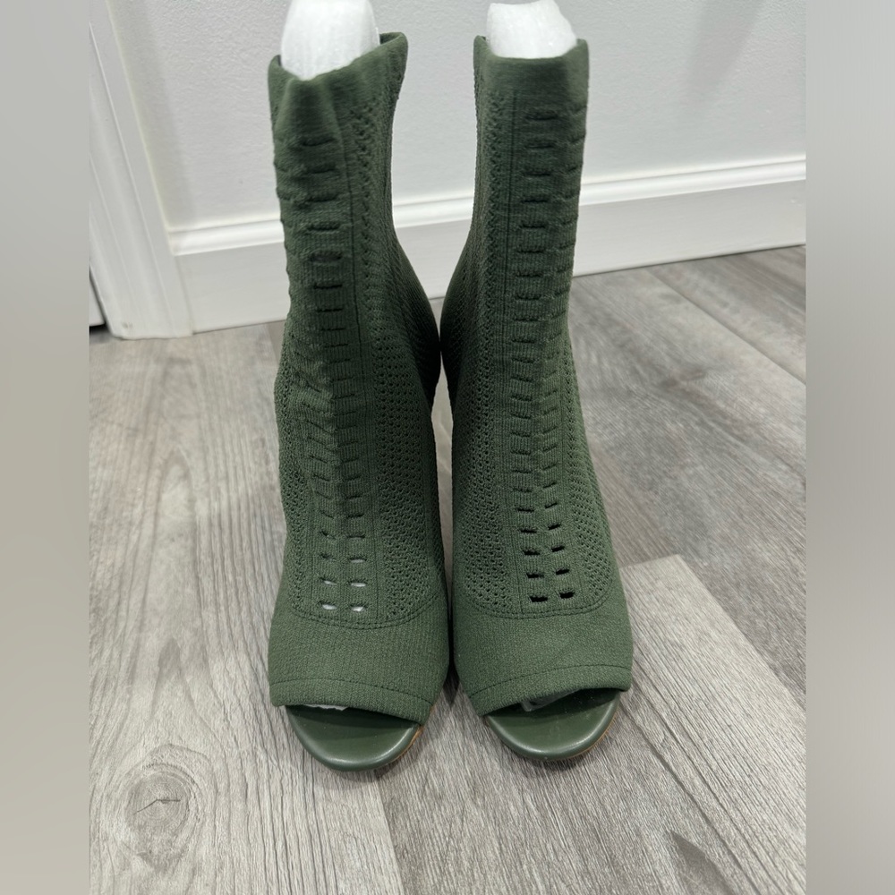 Peep toe green fitted heels